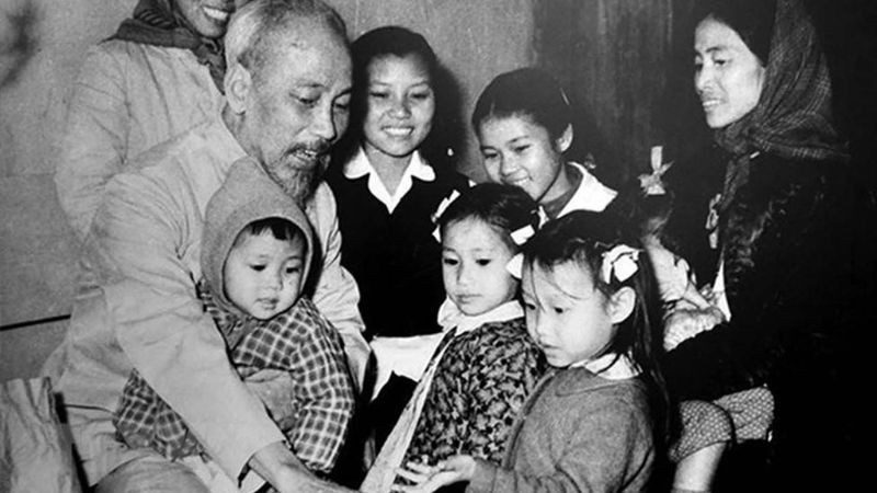 Bác Hồ thăm các cháu dịp lễ Tết