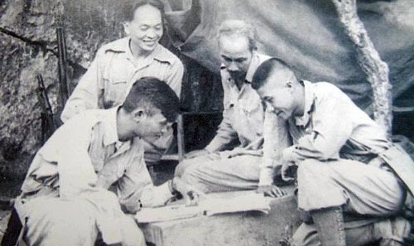 Bác Hồ và Đại tướng Võ Nguyên Giáp thảo luận kế hoạch, ảnh phục dựng màu