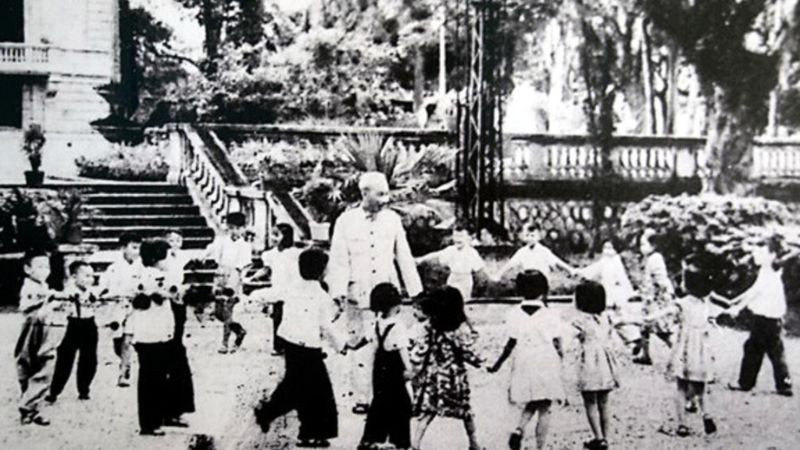 Bác Hồ vui Tết Trung thu cùng các em