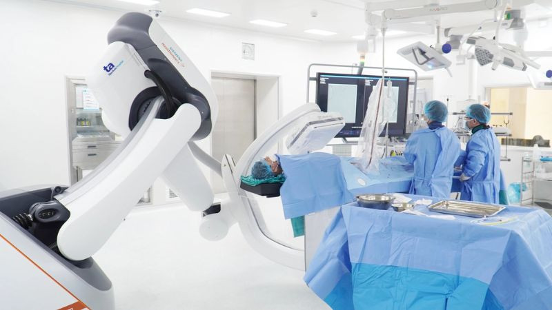 Bác sĩ phân tích hình ảnh y tế hỗ trợ bởi công nghệ AI, ứng dụng trong chẩn đoán bệnh