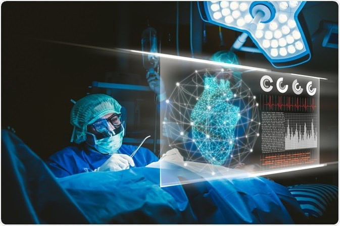 Bác sĩ sử dụng thiết bị thực tế tăng cường (AR) để hỗ trợ phẫu thuật trong lĩnh vực y tế ứng dụng Metaverse