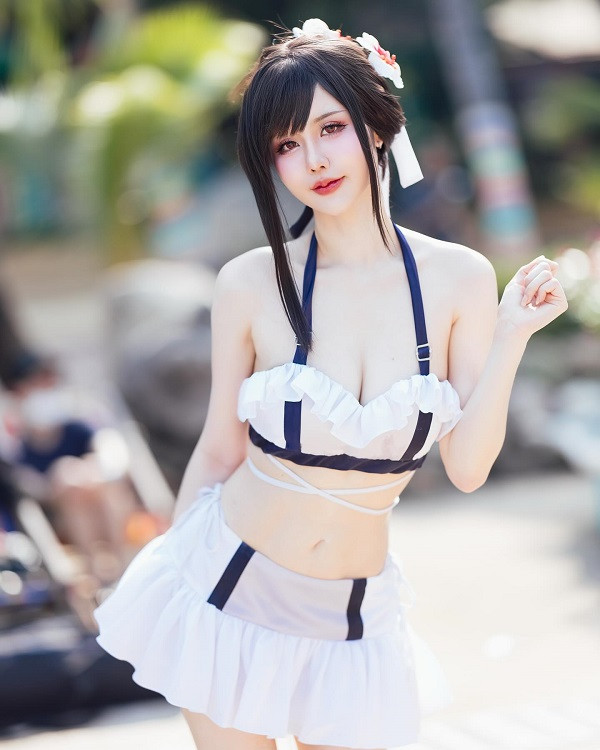 Chiêm Ngưỡng Bộ Ảnh Cosplay Tifa Lockhart Tuyệt Đẹp Background đơn giản làm nổi bật nhân vật Tifa trong ảnh.