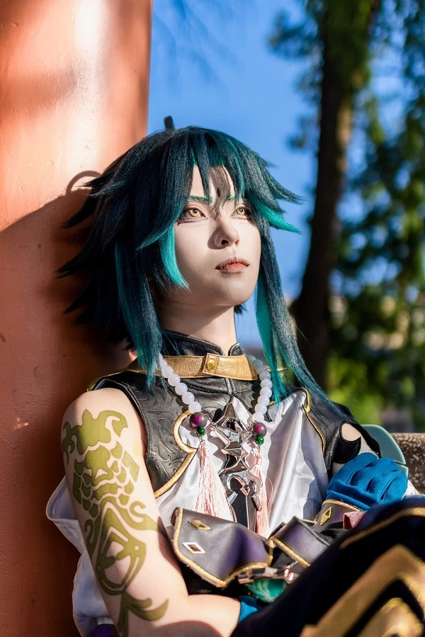 Background được phối hợp tạo nên không gian ma mị, huyền bí