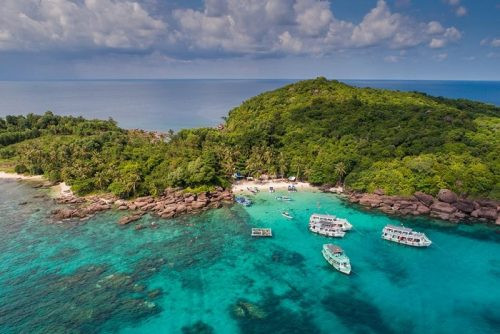 Bãi biển cát trắng và hàng dừa xanh ở Phú Quốc - đảo ngọc của Việt Nam