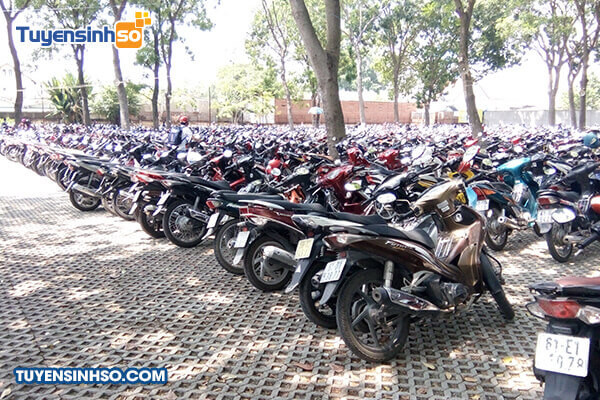 Bãi đỗ xe tiện lợi cho sinh viên và cán bộ tại Đại học Thủ Dầu Một