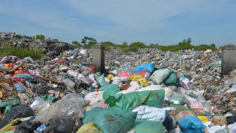 Bãi rác khổng lồ minh chứng ô nhiễm đất