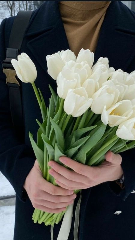 Bạn đã sẵn sàng nhận hoa tulip từ một chàng trai ấm áp