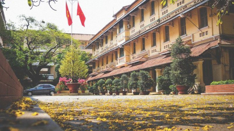 Bàn ghế gỗ cũ kỹ nhuốm màu thời gian trong lớp học