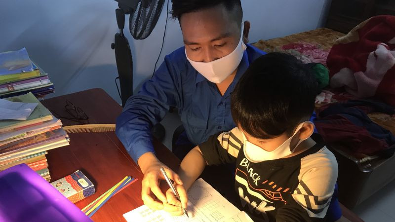 Bàn học với sách, bút và ly cà phê