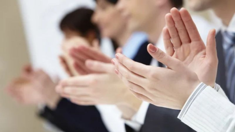 Bàn tay ấn nút thích (like) trên mạng xã hội, liên quan đến cách dùng 'gút chóp' khi bình luận