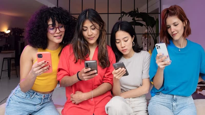 Bàn tay cầm điện thoại di động, biểu tượng của việc Gen Z tiếp cận và tương tác liên tục với thế giới kỹ thuật số qua thiết bị cá nhân