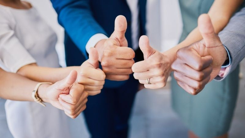 Bàn tay giơ ngón cái (thumbs-up) biểu tượng cho lời khen 'amazing good job'