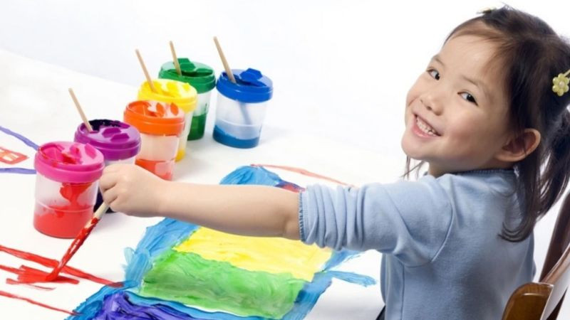 Bàn tay trẻ em đang thực hành vẽ hình ảnh các con vật tròn đơn giản