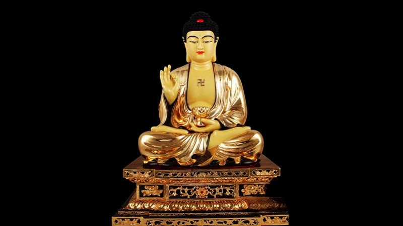 Bàn thờ với ảnh Phật A Di Đà, hoa tươi và các vật phẩm cúng dường