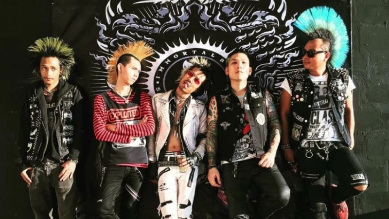 Bạn trẻ với phong cách đường phố cá tính