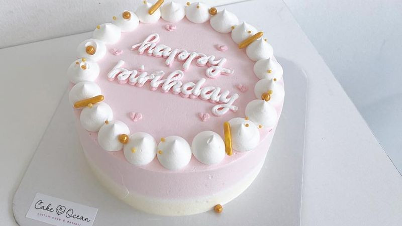 Bánh kem sinh nhật màu hồng pastel trang trí đơn giản