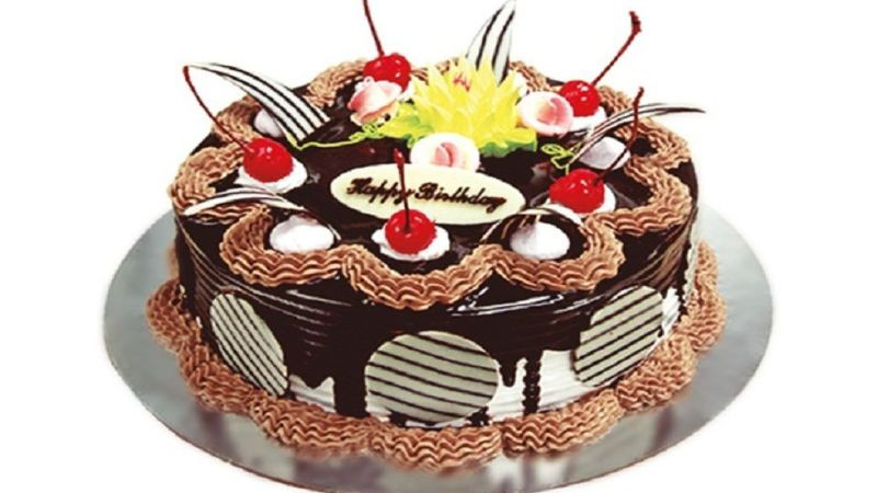 Bánh sinh nhật trang trí nến lung linh, biểu tượng may mắn