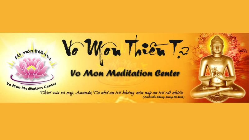 Banner tôn giáo được treo tường hoặc cột trong nhà thờ.