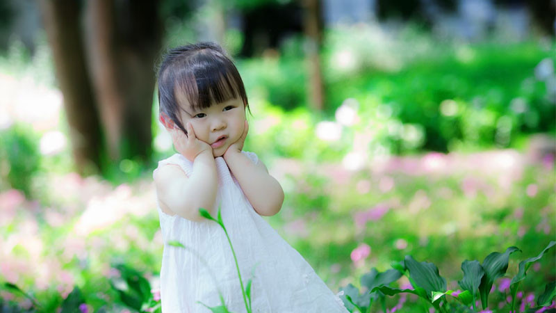 Bé gái châu Á cười tươi