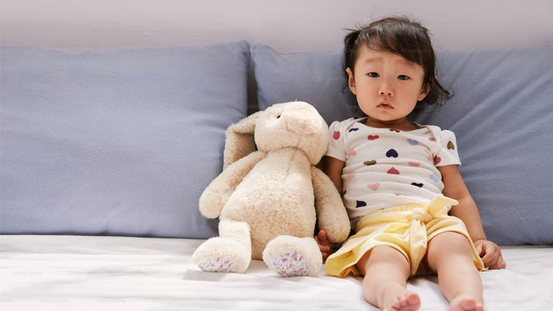 Bé gái châu Á đội mũ len