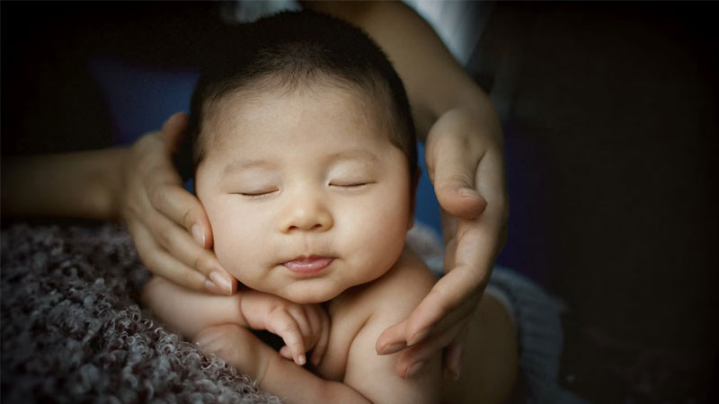 Bé gái châu Á với đôi mắt một mí