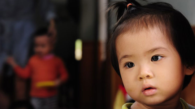 Bé gái châu Á với khuôn mặt bầu bĩnh