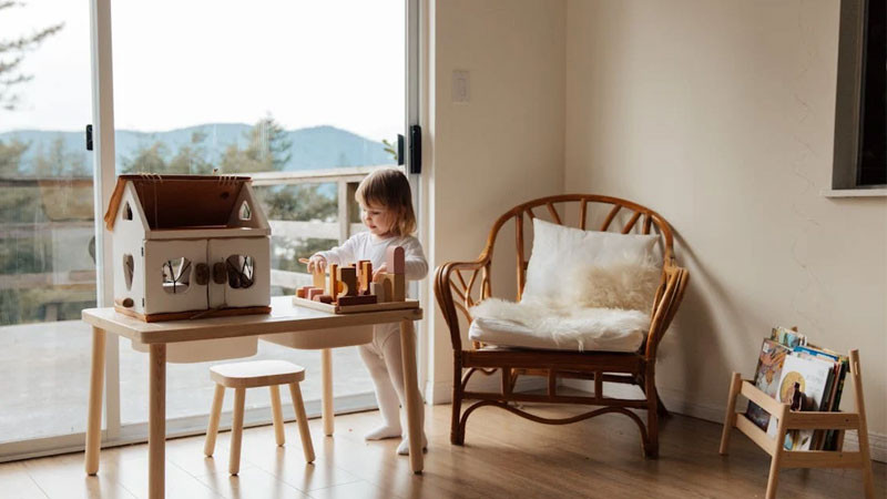 Bé gái cười rạng rỡ dưới ánh nắng