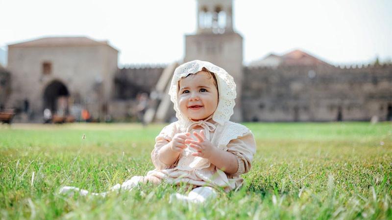 Bé gái cười tươi trong ánh sáng tự nhiên