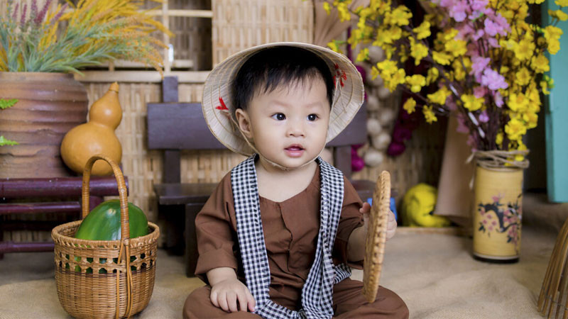 Bé gái sơ sinh ngủ bình yên trong vòng tay