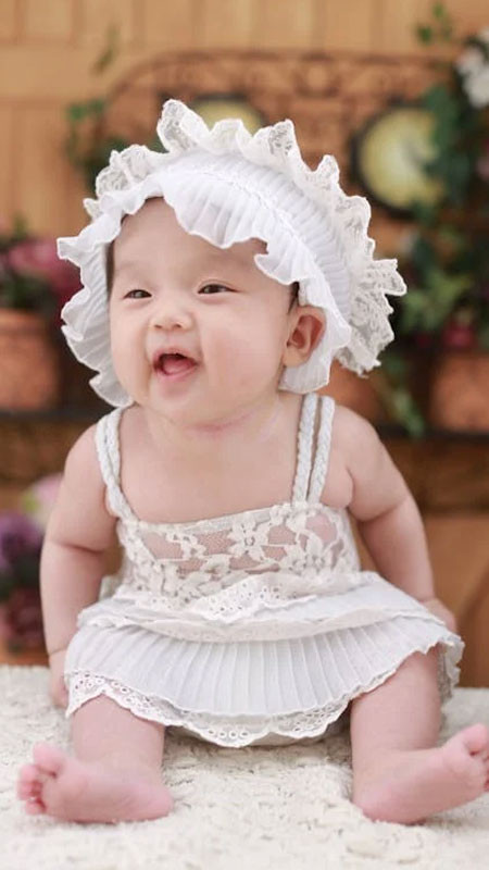 Bé gái sơ sinh ngủ say sưa với chiếc mũ tai gấu