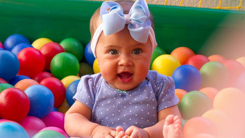 Bé gái sơ sinh ngủ yên bình trên nền trắng