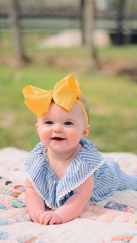 Bé gái sơ sinh ngủ yên trong vòng tay mẹ