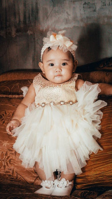 Bé gái sơ sinh với bộ bodysuit màu hồng