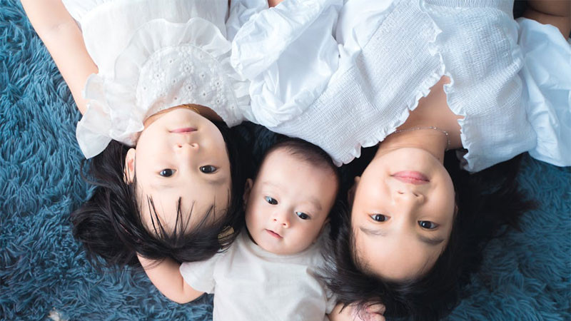 Bé gái sơ sinh với bông hoa cài tóc