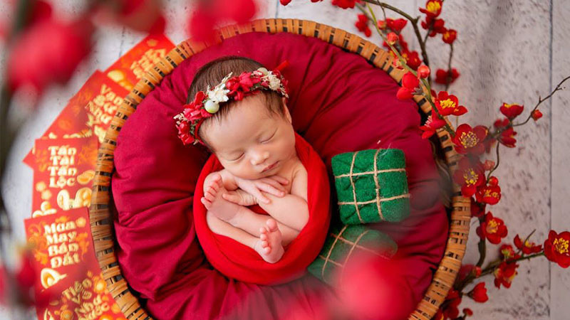 Bé gái sơ sinh với đôi chân nhỏ xíu