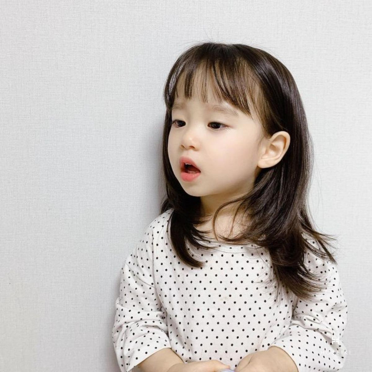 Bé gái tóc layer mái thưa đáng yêu