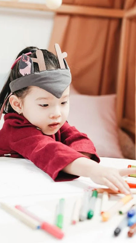 Bé trai cười tươi rạng rỡ