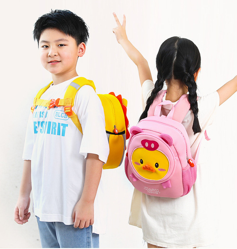 Bé trai đeo ba lô đi học