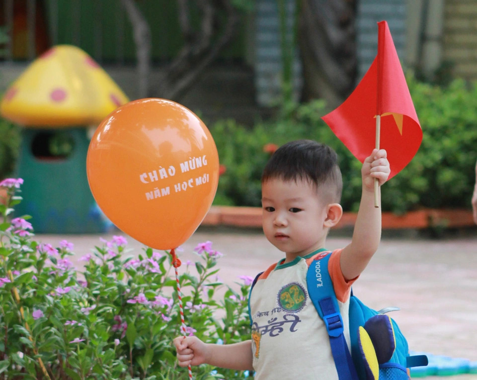 Bé trai đi học ngày đầu tiên