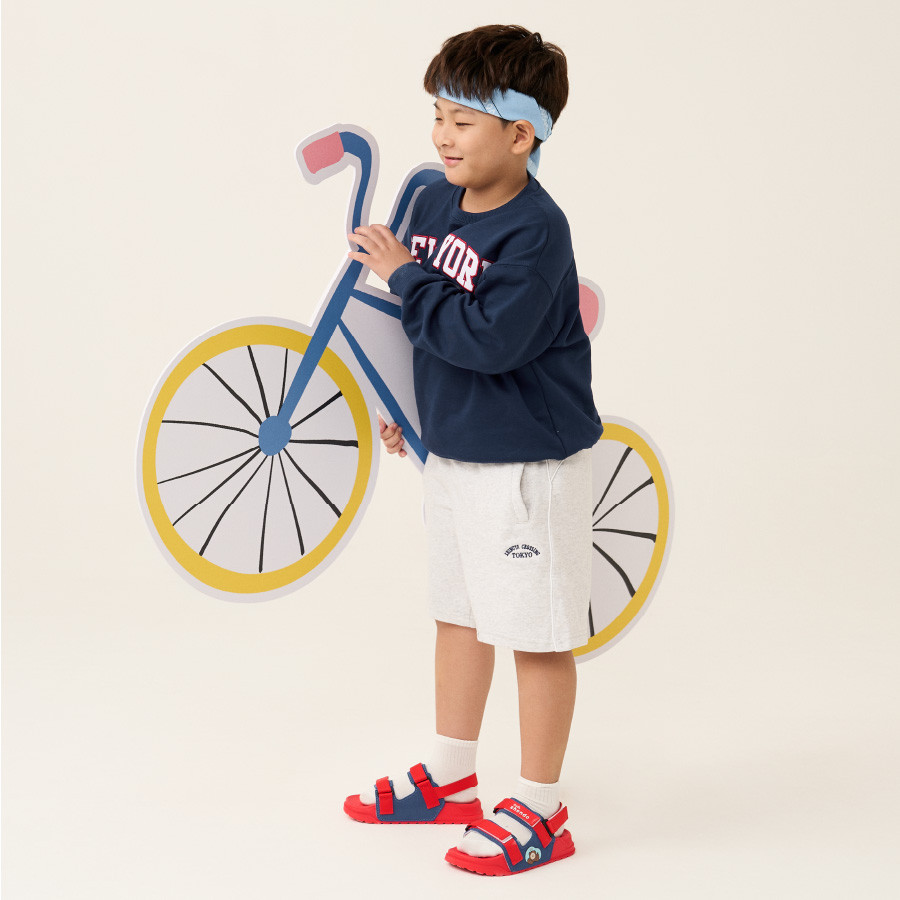 Bé trai đi xe đạp đến trường