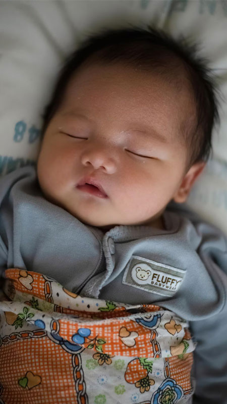 Bé trai kháu khỉnh cười tươi