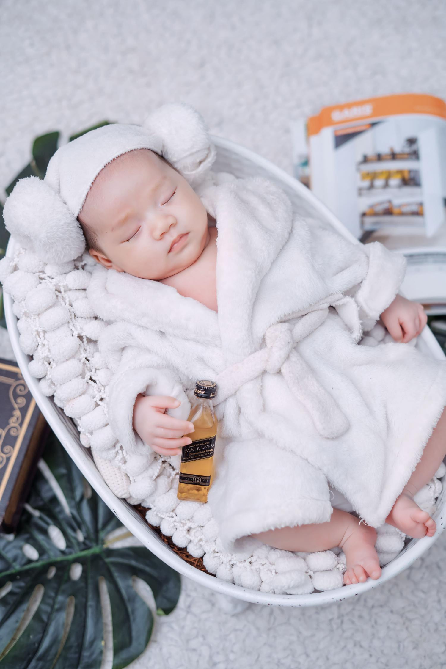 Bé trai quấn tã ngủ say