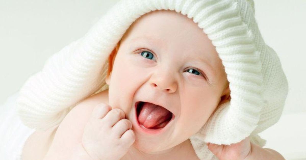 Bé trai sơ sinh mỉm cười đáng yêu