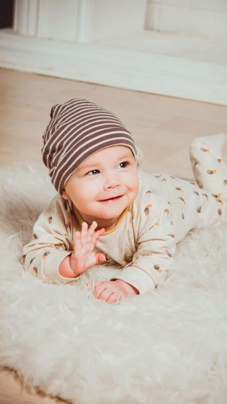 Bé trai tinh nghịch đang chơi đùa