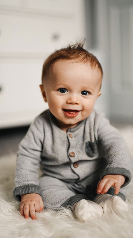 Bé trai với biểu cảm ngộ nghĩnh