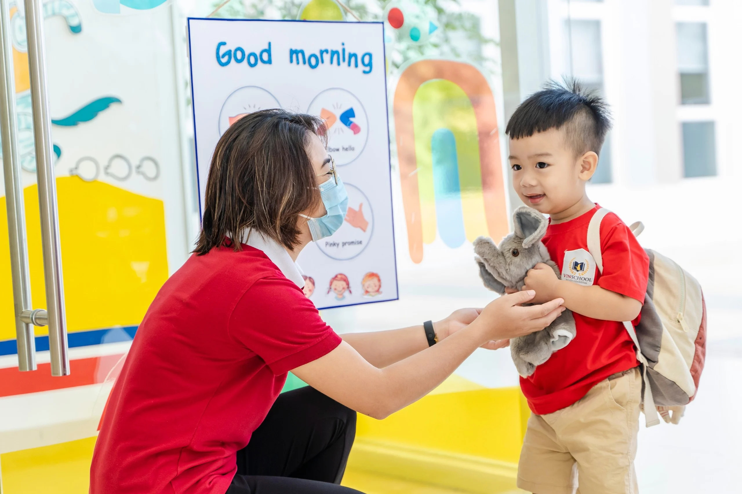 Bé trai vui chơi tại lớp học