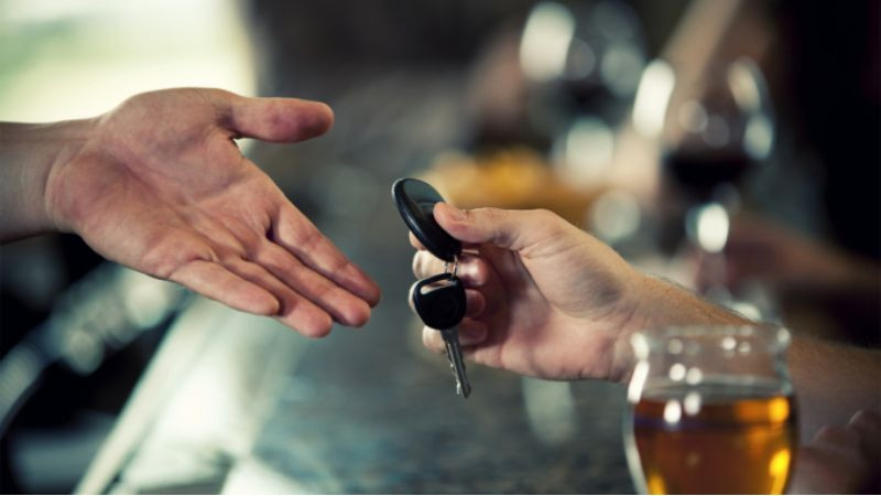 Biếm họa cảnh báo nguy hiểm khi lái xe sau khi uống rượu bia