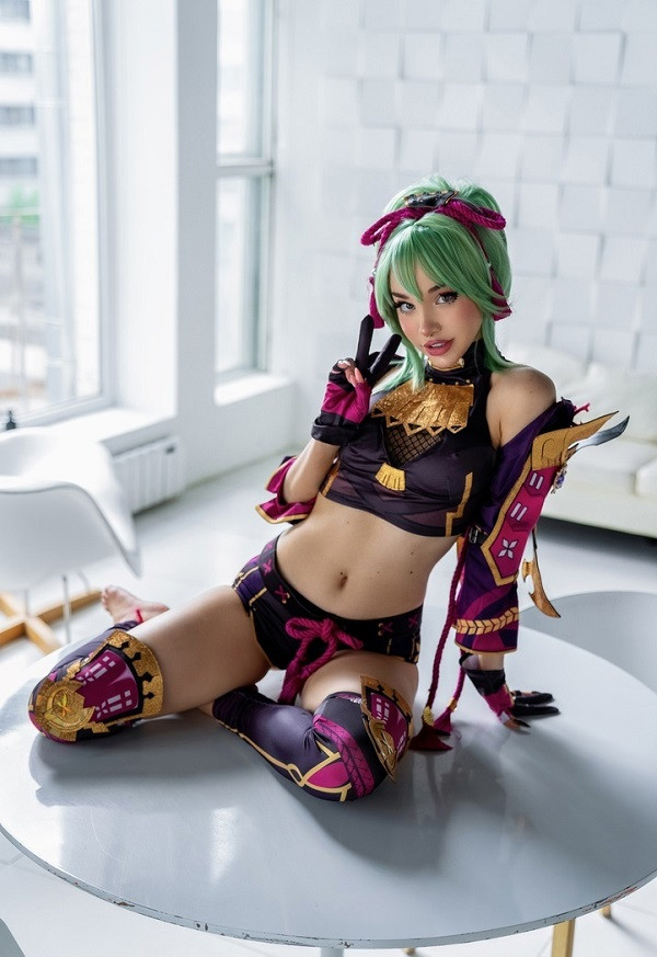 Biểu cảm bí ẩn và phong thái của cosplayer Kuki Shinobu