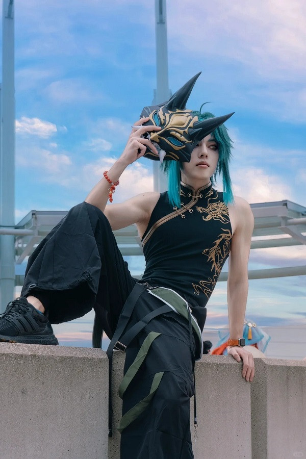 Biểu cảm của nhân vật Xiao được cosplayer khắc họa hoàn hảo