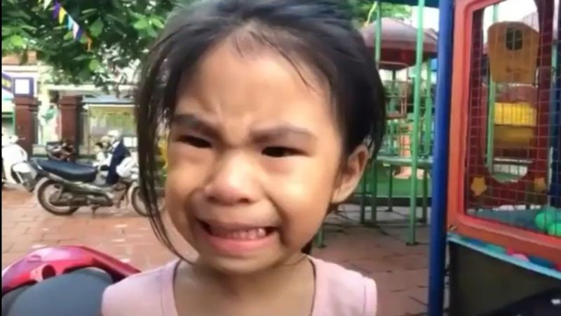 Biểu cảm em bé cười đau khổ